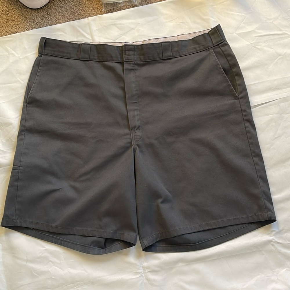 1472- Men’s Dickies dark gray loose fit shorts- size 44